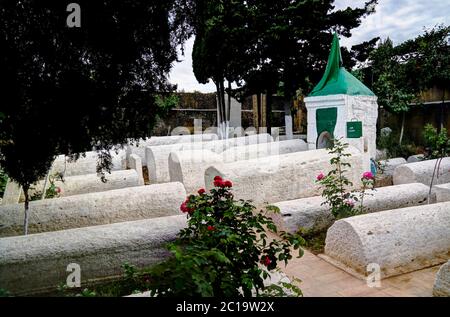 Vista panoramica del cimitero musulmano del Kirhlyar a Derbent, Daghestan, Russia Foto Stock