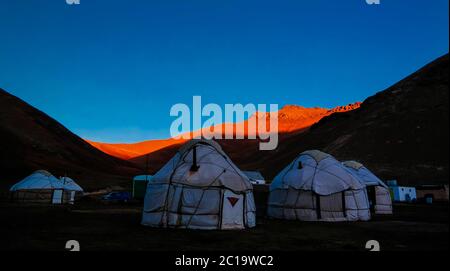 Alba sopra il kirghizistan Yurts al fiume Tash-Rabat e valle nella provincia di Naryn, Kirghizistan Foto Stock