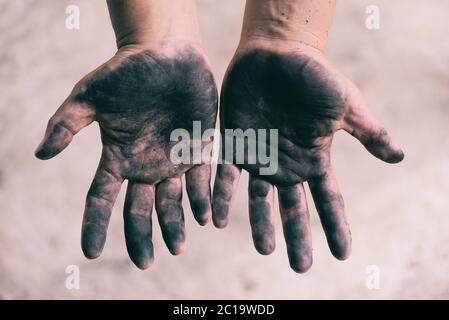 Mani sporche mani di lavoro uomo / mani aperte macchiate Foto Stock