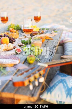 Tavolo da picnic con vista dall'alto sulla spiaggia Foto Stock