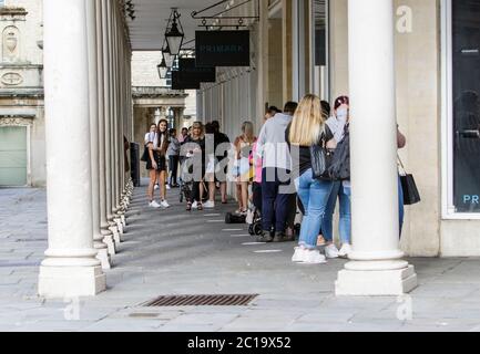 Bath, Regno Unito. 15 giugno 2020. Poiché i negozi non essenziali in Inghilterra sono dati il via libera dal governo per riaprire i negozi di mattina presto a Bath in attesa che i negozi aprano sono raffigurati mentre si accodano per entrare in Primark. Credit: Lynchpics/Alamy Live News Foto Stock