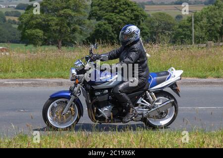 2003 blu bianco Suzuki GSX 1400 K3; motociclista; due ruote di trasporto, moto, veicolo, strada, moto, motociclisti di Chorley, Regno Unito Foto Stock