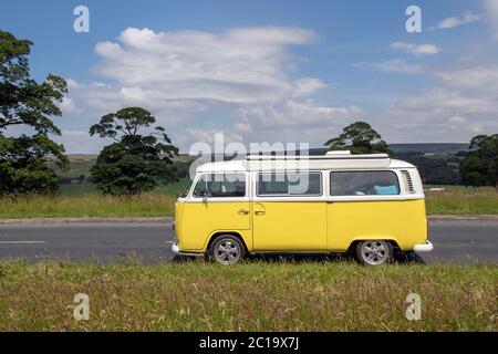 1972 70s anni VW Volkswagen bianco giallo Devon Moonraker auto-Sleeper; Touring Caravan e Motorhomes, camper, RV veicolo per il tempo libero, vacanze in famiglia, caravanette vacanze, Caravan vacanza, camper su strada, Regno Unito Foto Stock