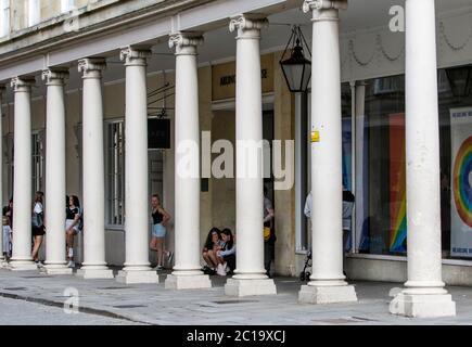 Bath, Regno Unito. 15 giugno 2020. Poiché i negozi non essenziali in Inghilterra sono dati il via libera dal governo per riaprire i negozi di mattina presto a Bath in attesa che i negozi aprano sono raffigurati mentre si accodano per entrare in Primark. Credit: Lynchpics/Alamy Live News Foto Stock