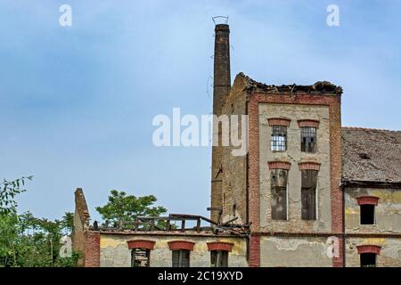 Una vecchia fabbrica abbandonata completamente rovinata. Foto Stock