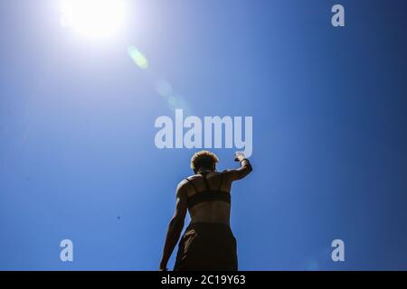 Los Angeles, Stati Uniti. 14 Giugno 2020. Un manifestante fa un gesto durante la marcia. Migliaia di manifestanti si sono incontrati domenica a marzo a Hollywood e a West Hollywood in una marcia di solidarietà anti-razzismo. Il giorno originariamente era destinato a tenere la Parata DI LA Pride, ma la Parata di Pride era stata precedentemente annullata a causa della pandemia COVID-19. Gli organizzatori hanno detto all'inizio di questo mese che avrebbero organizzato una marcia in solidarietà con la questione Black Lives e contro la brutalità e l'oppressione della polizia. Credit: SOPA Images Limited/Alamy Live News Foto Stock