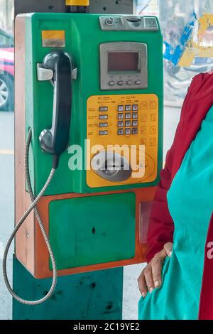 Un vecchio telefono pubblico con tastiera in uno stand nel centro di Bangkok, Thailandia Foto Stock