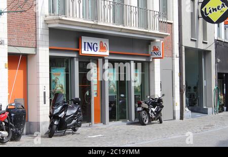 AALST, BELGIO, 12 GIUGNO 2020: Vista esterna di una banca ING groep ad Aalst. ING è una multinazionale olandese di servizi bancari e finanziari Foto Stock