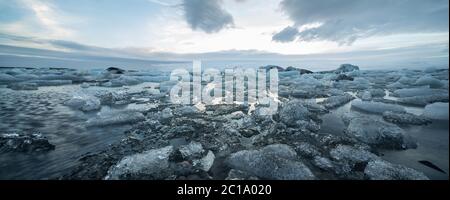 Paesaggio islandese di ghiaccio della superficie del mare Foto Stock