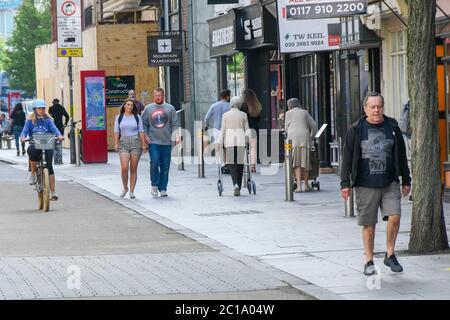 Exeter, Devon, Regno Unito. 15 giugno 2020. I negozi che vendono articoli non essenziali hanno permesso di riaprire oggi, poiché il blocco del coronavirus è ulteriormente facilitato. Gli amanti dello shopping camminano lungo High Street a Exeter. Immagine: Graham Hunt/Alamy Live News Foto Stock