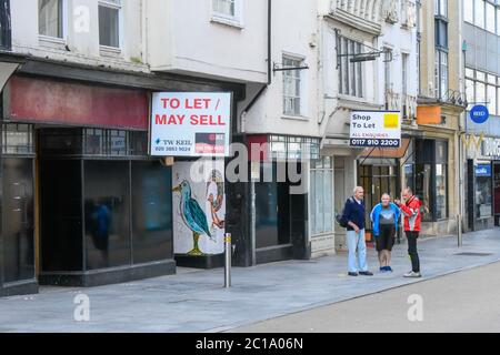 Exeter, Devon, Regno Unito. 15 giugno 2020. I negozi che vendono articoli non essenziali hanno permesso di riaprire oggi, poiché il blocco del coronavirus è ulteriormente facilitato. Negozi vuoti in High Street a Exeter in Devon con cartelli per lasciare fuori. Immagine: Graham Hunt/Alamy Live News Foto Stock