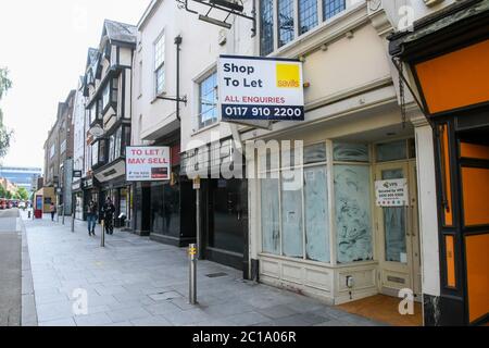 Exeter, Devon, Regno Unito. 15 giugno 2020. I negozi che vendono articoli non essenziali hanno permesso di riaprire oggi, poiché il blocco del coronavirus è ulteriormente facilitato. Negozi vuoti in High Street a Exeter in Devon con cartelli per lasciare fuori. Immagine: Graham Hunt/Alamy Live News Foto Stock