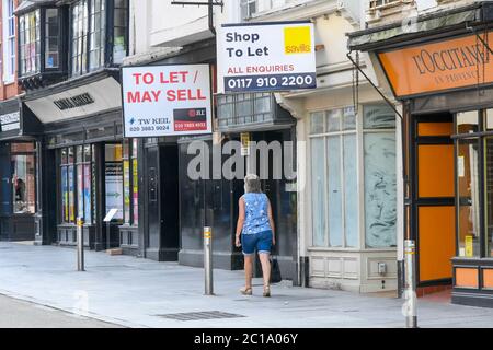 Exeter, Devon, Regno Unito. 15 giugno 2020. I negozi che vendono articoli non essenziali hanno permesso di riaprire oggi, poiché il blocco del coronavirus è ulteriormente facilitato. Negozi vuoti in High Street a Exeter in Devon con cartelli per lasciare fuori. Immagine: Graham Hunt/Alamy Live News Foto Stock