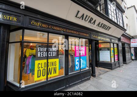 Exeter, Devon, Regno Unito. 15 giugno 2020. I negozi che vendono articoli non essenziali hanno permesso di riaprire oggi, poiché il blocco del coronavirus è ulteriormente facilitato. Il negozio Laura Ashley di High Street a Exeter in Devon riapre con una vendita chiusa. Immagine: Graham Hunt/Alamy Live News Foto Stock