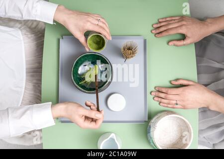 Realizzazione di Verde matcha tea Foto Stock