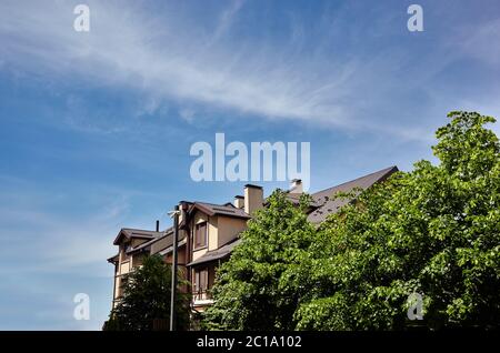 Facciata di un edificio suburbano europeo. Villa o ristorante nel parco. Stile panorama Foto Stock