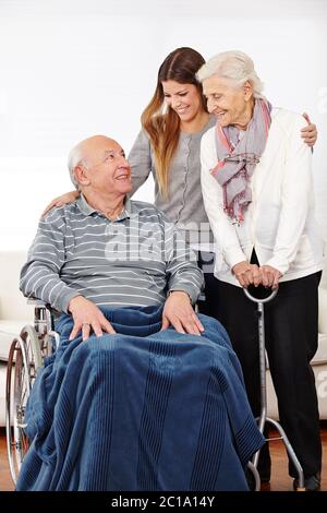 La nipote sorridente visita i nonni a casa Foto Stock