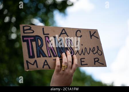 Londra, Regno Unito. 13 Giugno 2020. Un raduno locale a Newington Green, Londra in solidarietà con Black Lives Matter. Questa è stata una delle molte proteste e raduni del Regno Unito dopo la morte di George Floyd mentre si trovava nella custodia di ufficiali di polizia a Minneapolis negli Stati Uniti. Credit Carol Moir/Alamy News Foto Stock