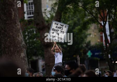 Londra, Regno Unito. 13 Giugno 2020. Un raduno locale a Newington Green, Londra in solidarietà con Black Lives Matter. Questa è stata una delle molte proteste e raduni del Regno Unito dopo la morte di George Floyd mentre si trovava nella custodia di ufficiali di polizia a Minneapolis negli Stati Uniti. Credit Carol Moir/Alamy News Foto Stock