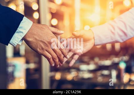 Uomini d'affari che fanno stretta di mano, finendo una riunione Foto Stock