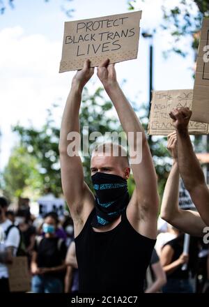 Londra, Regno Unito. 13 Giugno 2020. Un raduno locale a Newington Green, Londra in solidarietà con Black Lives Matter. Questa è stata una delle molte proteste e raduni del Regno Unito dopo la morte di George Floyd mentre si trovava nella custodia di ufficiali di polizia a Minneapolis negli Stati Uniti. Credit Carol Moir/Alamy News Foto Stock