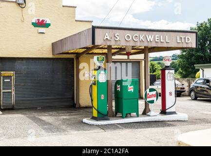 Un vecchio e non più usato distributore di benzina lasciato intatto nel vale di Glamorgan Village di Peterston Super Ely, nella vale di Glamorgan nel Galles del Sud. Foto Stock