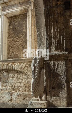 Arco San Pietro, statue togate di origine romana. Isernia, regione Molise, Italia, Europa Foto Stock