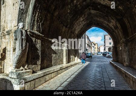 Arco San Pietro, statue togate di origine romana. Isernia, regione Molise, Italia, Europa Foto Stock