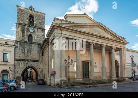La cattedrale di San Pietro Apostolo a Isernia. La facciata con un grande timpano triangolare in travertino, Isernia, Molise, Italia, Europa Foto Stock