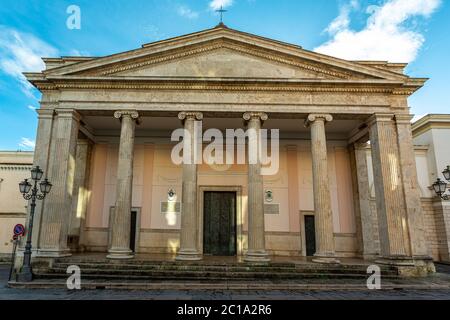 La cattedrale di San Pietro Apostolo a Isernia. La facciata con un grande timpano triangolare in travertino. Isernia, regione Molise, Italia, Europa Foto Stock
