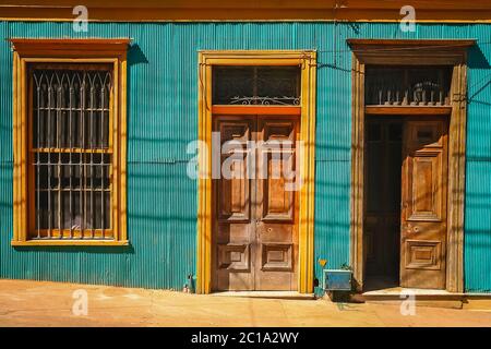 Porte in legno a old tenement house in Valparaiso Foto Stock