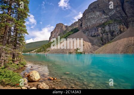 Lago Moraine vicino al villaggio di Lake Louise nel Parco Nazionale di Banff, Alberta, Montagne Rocciose, Canada Foto Stock