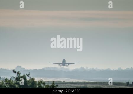 Aeroporto di Gatwick, Crawley, West Sussex, Regno Unito. 15 giugno 2020. La nebbia di prima mattina avvolge l'aeroporto mentre il volo EasyJet Airbus EZY883 si solleva verso Glasgow. Questa è la prima partenza dal terminal Nord che ha riaperto questa mattina e la prima per la flotta di EasyJet che è stata messa a terra per quasi 3 mesi. Credit: David Burr/Alamy Live News Foto Stock