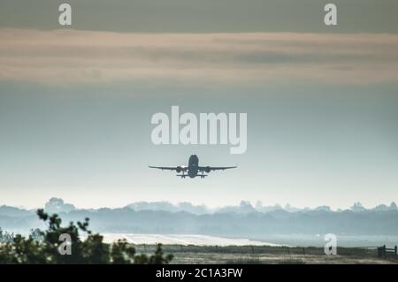 Aeroporto di Gatwick, Crawley, West Sussex, Regno Unito. 15 giugno 2020. La nebbia di prima mattina avvolge l'aeroporto mentre il volo EasyJet Airbus EZY883 si solleva verso Glasgow. Questa è la prima partenza dal terminal Nord che ha riaperto questa mattina e la prima per la flotta di EasyJet che è stata messa a terra per quasi 3 mesi. Credit: David Burr/Alamy Live News Foto Stock