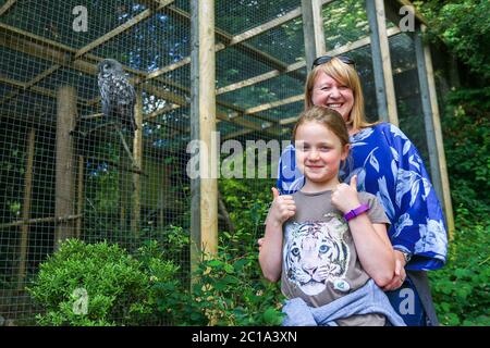 Dudley, West Midlands, Regno Unito. 15 giugno 2020. Ellie Slater, 8 anni, è con sua mamma Clare, come Dudley zoo apre le sue porte per la prima volta dal blocco del Regno Unito, con un'entrata gestita e arangement di sicurezza completa. Credit: Peter Lopeman/Alamy Live News Foto Stock