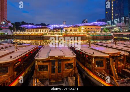 Scena notturna di Clarke Quay durante questa pandemia del Covid-19, tutti i locali notturni e i ristoranti sono chiusi per il momento. Singapore Foto Stock