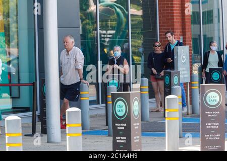 Bournemouth, Regno Unito. 15 giugno 2020. Gli acquirenti si accodano al di fuori del negozio John Lewis at Home a Poole, Dorset come negozi al dettaglio non essenziali riaprono dopo tre mesi di chiusura forzata durante il blocco pandemico Covid-19 . Credit: Richard Crease/Alamy Live News Foto Stock