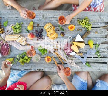 Tavolo da picnic con vista dall'alto sulla spiaggia Foto Stock