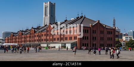 Visitatori presso lo storico edificio del magazzino di Yokohama Red Brick, Giappone. Foto Stock