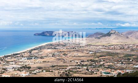 Vista panoramica dell'isola di Porto Santo dal punto di osservazione di Pico Castelo, Porto Santo, Madeira, Portogallo Foto Stock