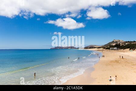 Porto Santo, Madeira, Portogallo - Giugno 2020: Turisti e locali facendo un bagno sulla spiaggia dell'isola di Porto Santo. Foto Stock