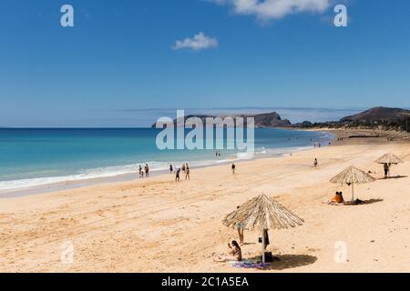 Porto Santo, Madeira, Portogallo - Giugno 2020: Turisti e locali facendo un bagno sulla spiaggia dell'isola di Porto Santo. Foto Stock