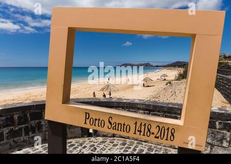 Porto Santo, Madeira, Portogallo - Giugno 2020:: Vista della spiaggia dell'isola di 'Porto Santo' da un confine con la cornice Foto Stock