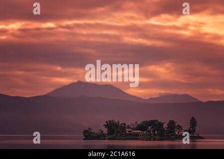 Tramonto sul lago Maninjao Foto Stock