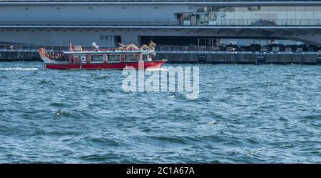 Yakatabune o crociera con cena sul lungomare di Yokohama. Foto Stock