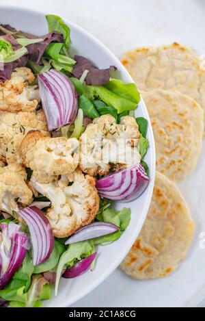 Ciotola da pranzo vegana con quinoa, hummus, ceci, avocado Foto Stock