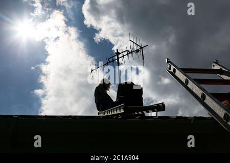 Settore edile, Casa, Edilizia - attività, lavoratori edili, Regno Unito, Donne, tetto, tirocinante, lavoro, Riparazione, Roofer, cantiere, Foto Stock