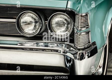 DREMPT, PAESI BASSI - 30 MARZO 2015: Immagine retrò del fronte di una classica Chrysler New Yorker 1967 a Drempt, Paesi Bassi Foto Stock