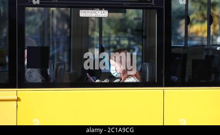 Bournemouth, Regno Unito. 15 giugno 2020. Gli utenti dei trasporti pubblici di Bournemouth che indossano coperture obbligatorie per il viso da oggi. Credit: Richard Crease/Alamy Live News Foto Stock