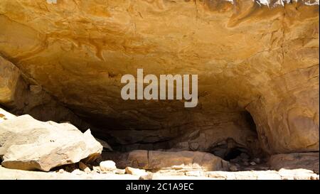 Pitture e petroglifi in grotta nel parco nazionale di Tassili nAjjer, Algeria Foto Stock
